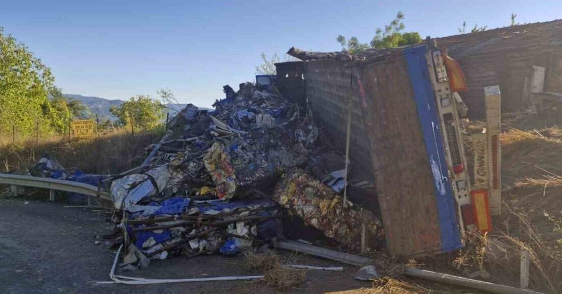 Karabük’te hurda yüklü tırın devrilmesi sonucu meydana gelen trafik kazasında