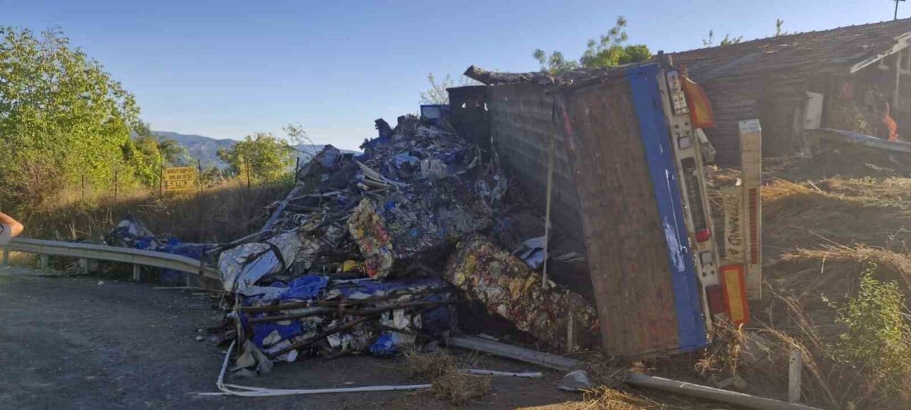 Karabük’te hurda yüklü tırın devrilmesi sonucu meydana gelen trafik kazasında