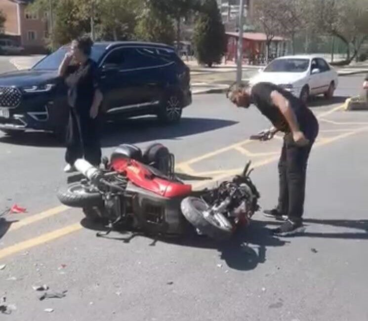 Karabük’te meydana gelen kazada otomobille çarpışan motosiklet sürücüsü yaralandı. Orhanbey