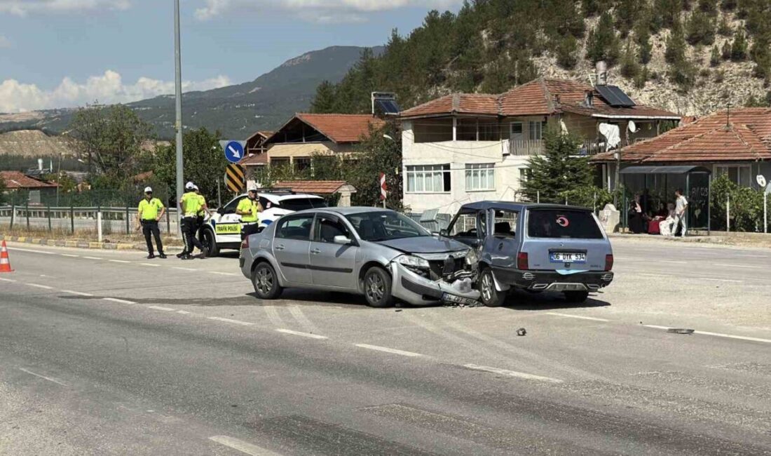 Karabük’te iki otomobilin çarpışması sonucu meydana gelen kazada 2’si çocuk
