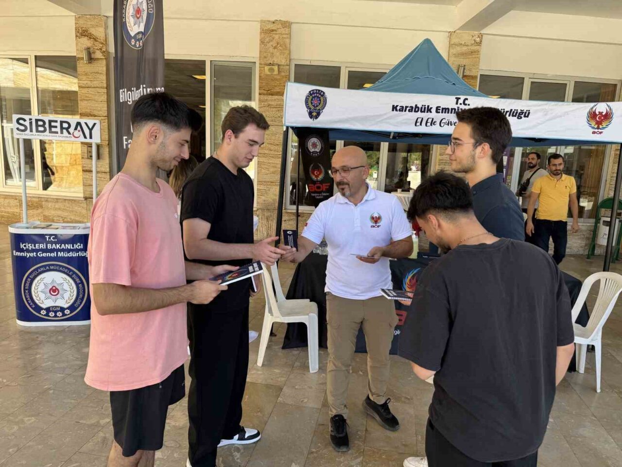 Karabük’te yeni eğitim-öğretim yılının başlaması dolayısıyla İl Emniyet Müdürlüğü ekipleri