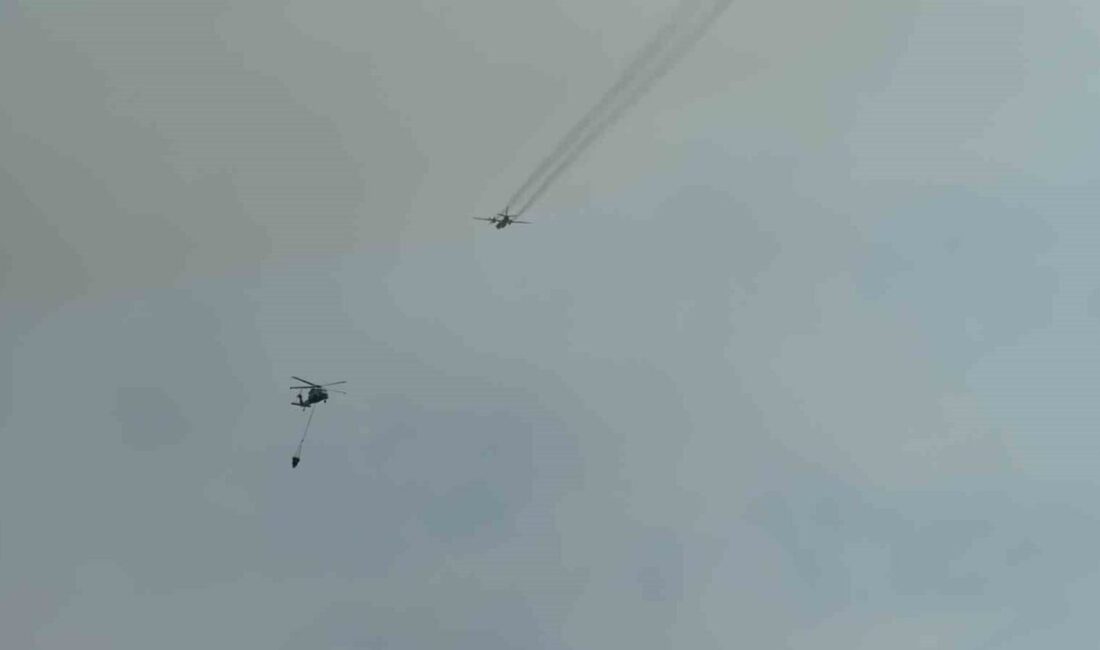 Karabük-Kastamonu kara yolunun Toprakcuma mevkiinde çıkan orman yangınına ekipler müdahale