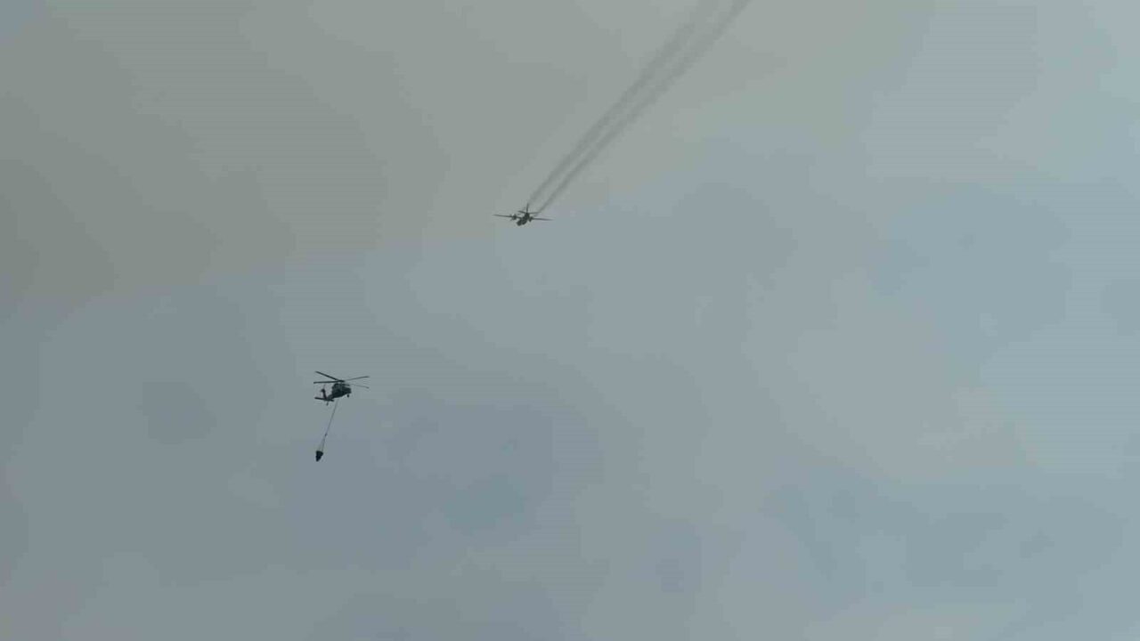 Karabük-Kastamonu kara yolunun Toprakcuma mevkiinde çıkan orman yangınına ekipler müdahale