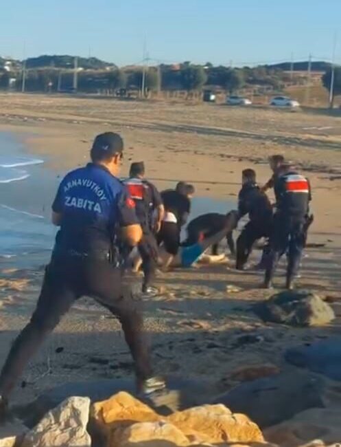 Arnavutköy Karaburun Sahili’nde denize giren İsveçli kadın ile Türk vatandaşı