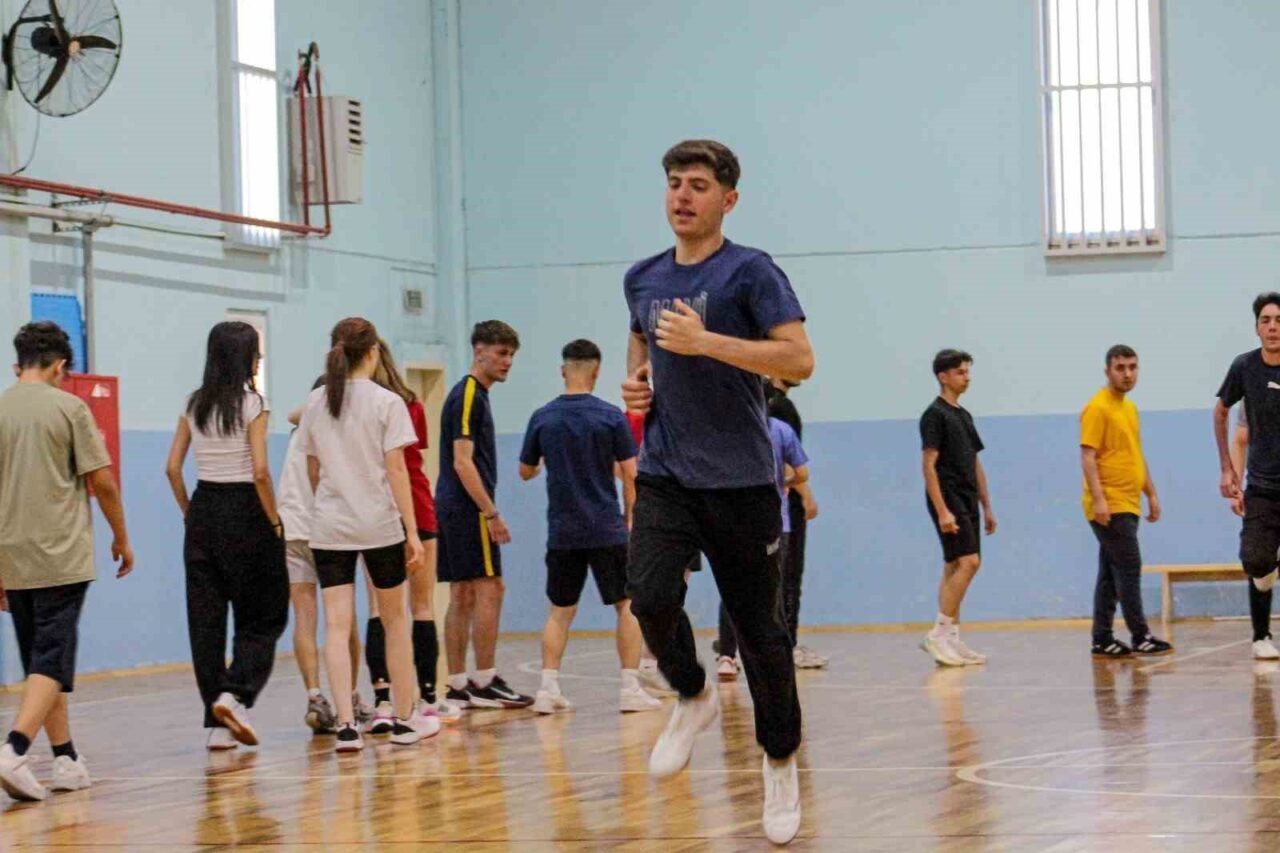 Karacabey Belediyesi, gençlerin mesleki hedeflerine ulaşması için verdiği desteği sürdürüyor.