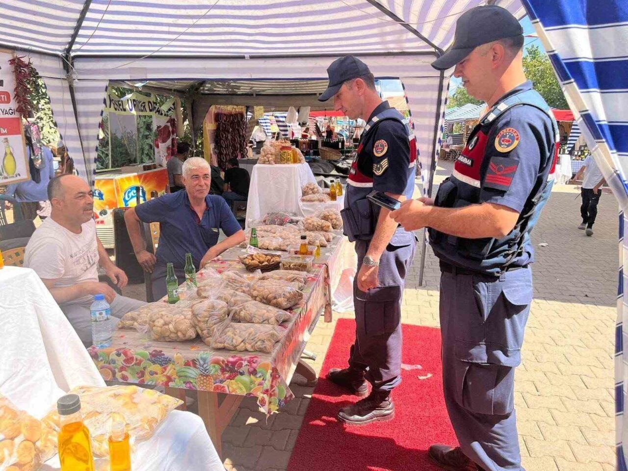 Aydın’ın Karacasu ilçesinde düzenlenen festival alanında esnafa sahte para, tağşiş,