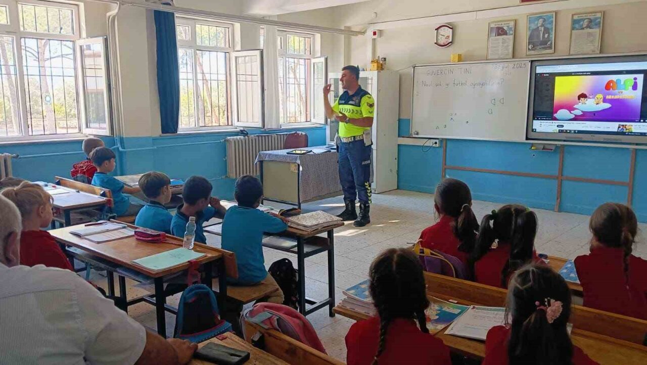 Aydın’ın Karacasu ilçesinde öğrencilere trafik bilinci kazandırmak amacıyla eğitim semineri