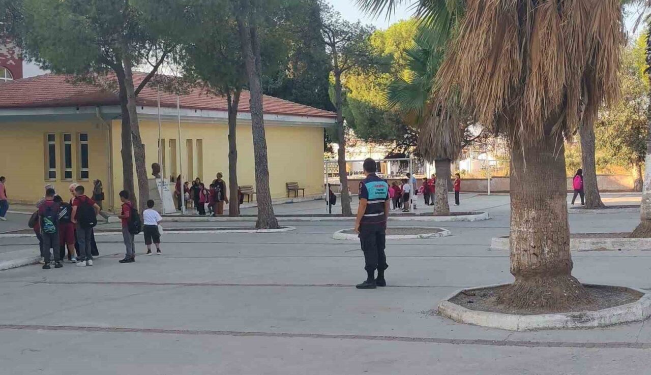 Aydın’ın Karacasu ilçesinde öğrencilerin güvenliği amacıyla okul çevrelerinde denetim gerçekleştirdi.