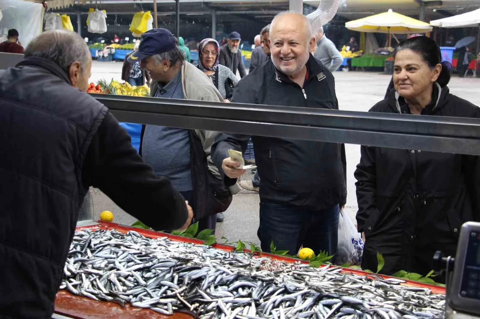 Bolu’da vatandaşların hamsiye olan ilgisi sürerken, Karadeniz’de etkili olan fırtına