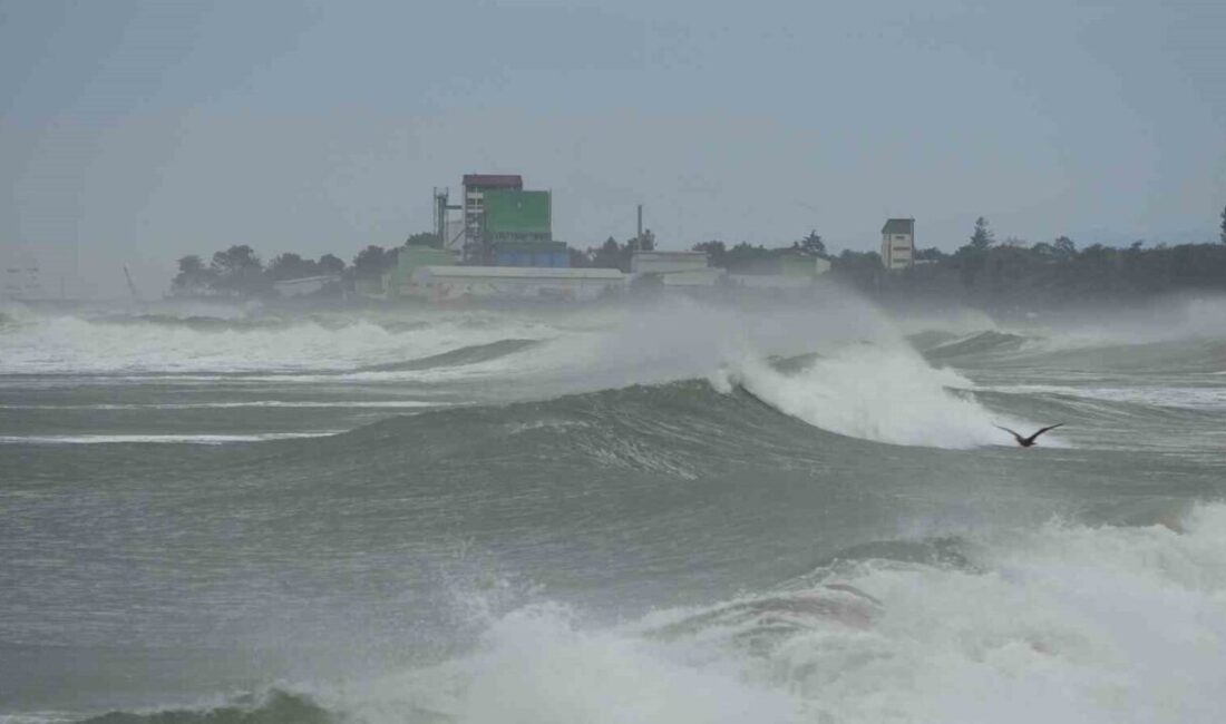Ordu’da denizde etkili olan rüzgar nedeniyle kıyıya vuran dalgaların boyu