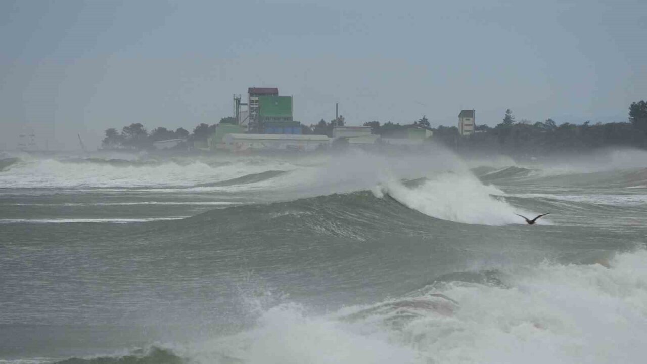 Ordu’da denizde etkili olan rüzgar nedeniyle kıyıya vuran dalgaların boyu