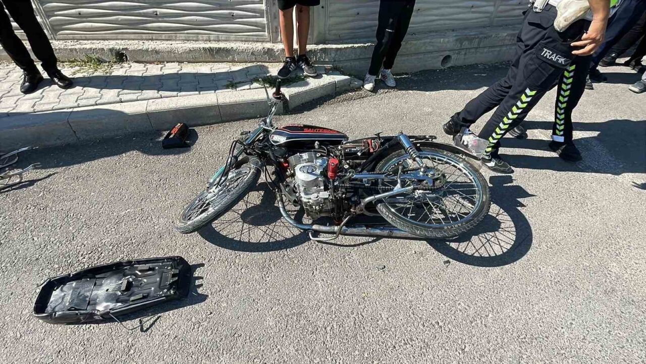 Karaman’da hafif ticari araçla motosikletin çarpıştığı kazada 1’i ağır 2