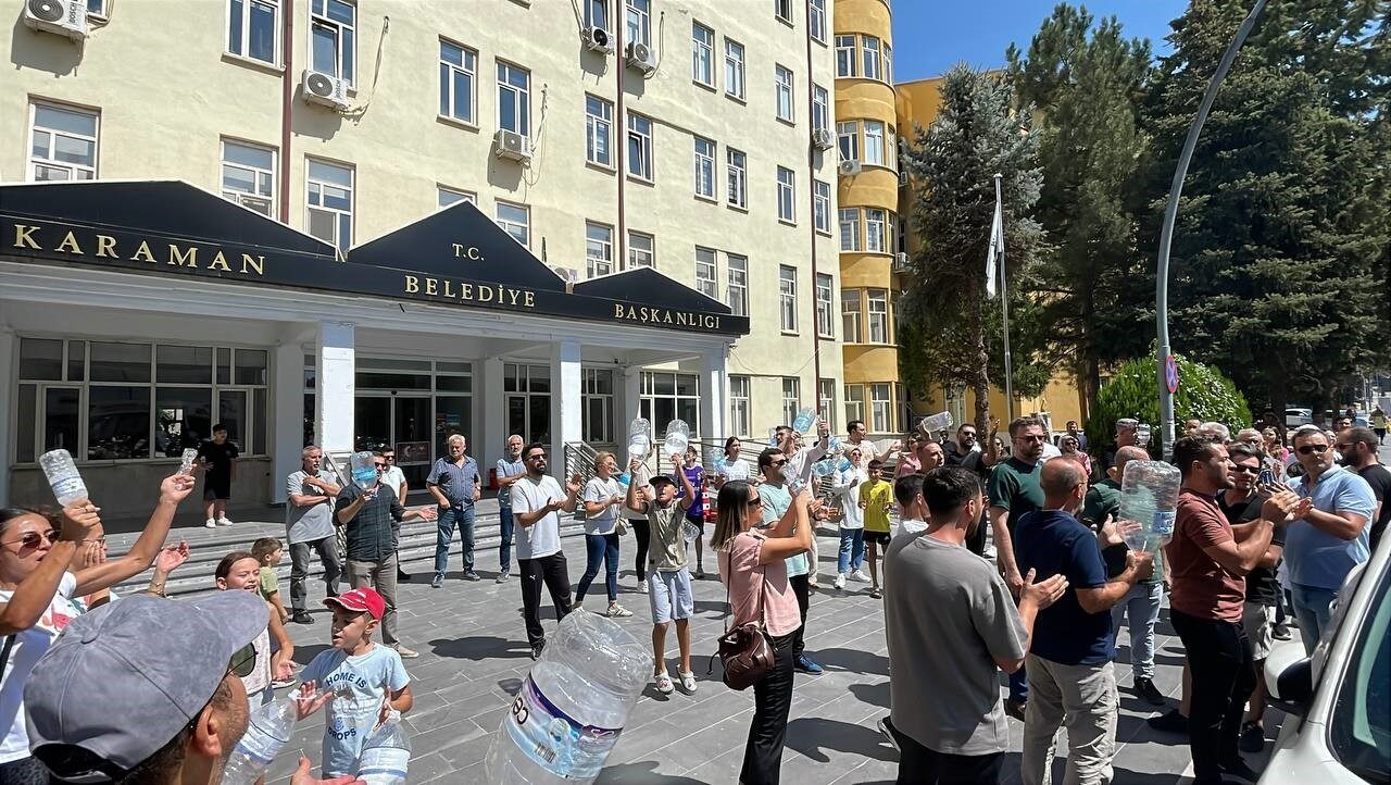 Karaman’da 3 gündür susuz kaldığını ileri süren site sakinleri, belediye