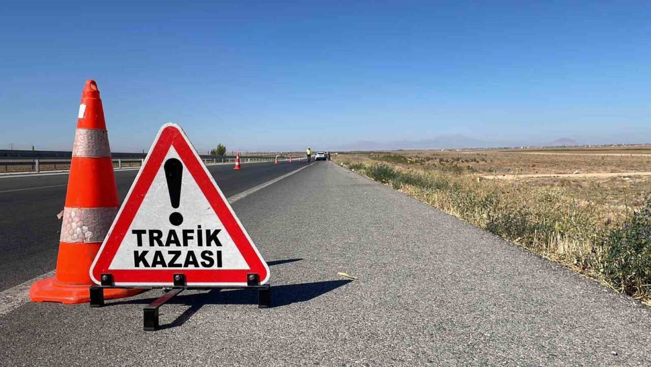 Karaman’da kontrolden çıkarak bariyerlere çarpan otomobilin içindeki 3 kişilik aile