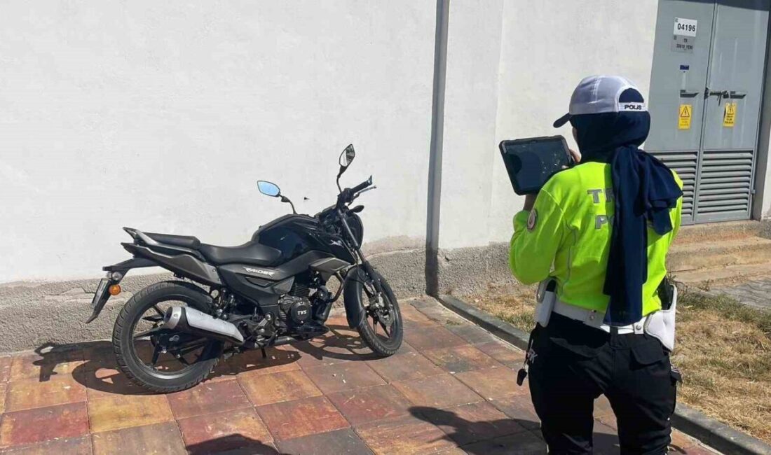 Karaman’da kontrolden çıkarak devrilen motosikletin sürücüsü yaralandı. Kaza, öğle saatlerinde