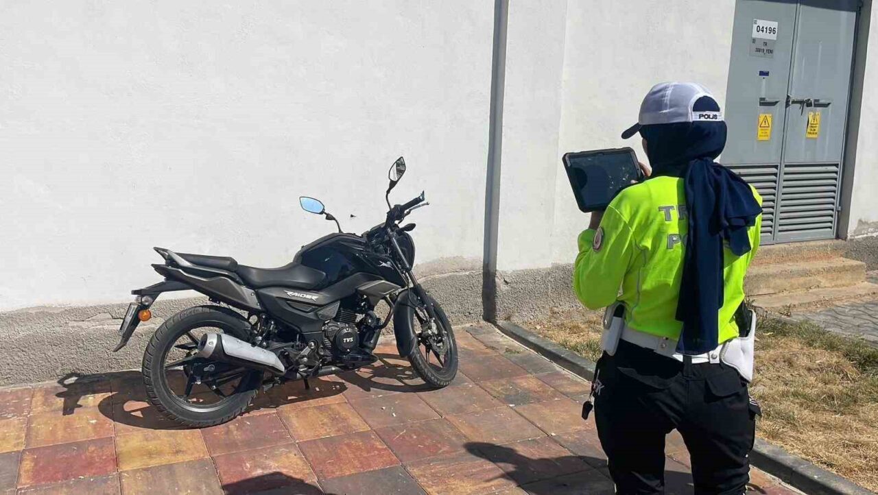 Karaman’da kontrolden çıkarak devrilen motosikletin sürücüsü yaralandı. Kaza, öğle saatlerinde