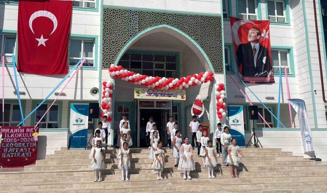 Karaman’da ilköğretim haftası düzenlenen törenle kutlandı. Cumhuriyet Parkı’ndaki Atatürk Anıtına