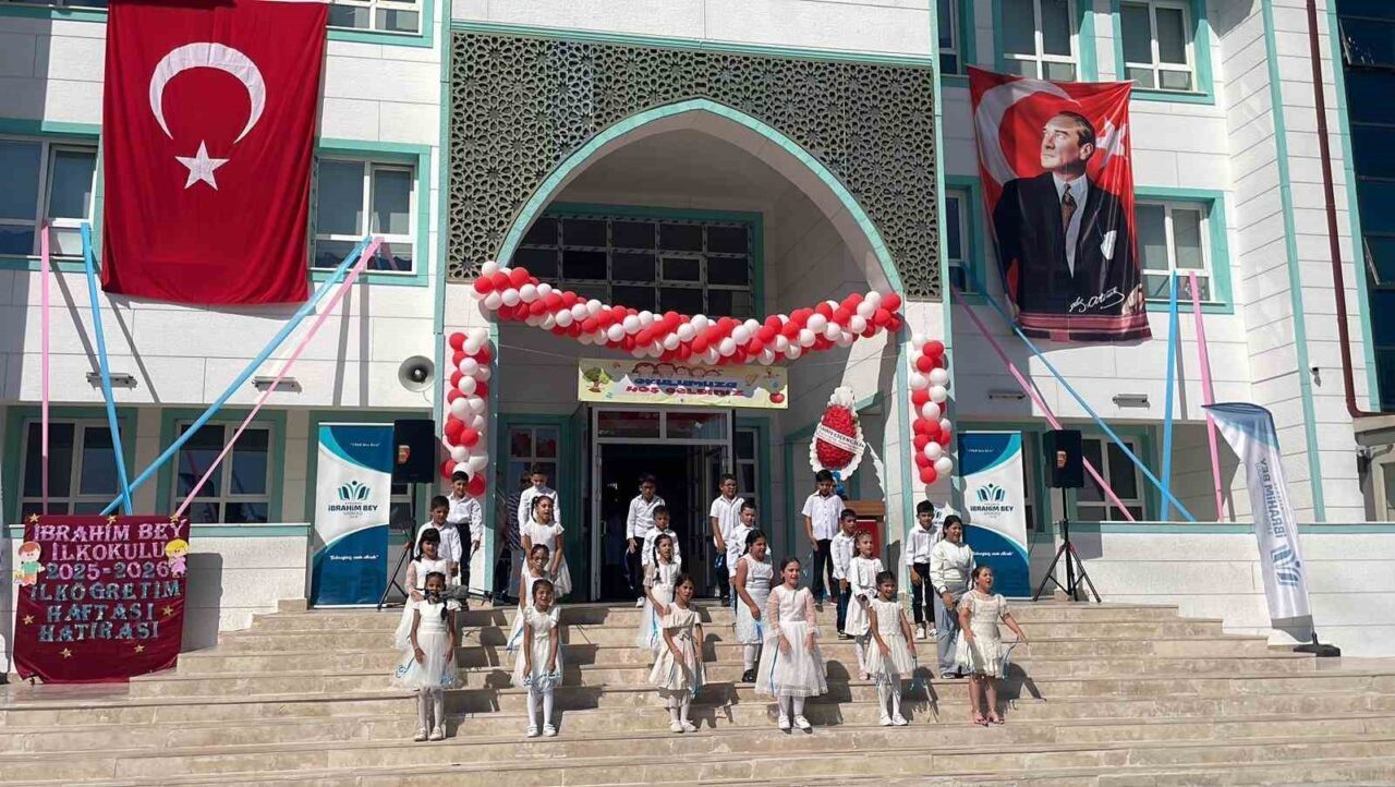 Karaman’da ilköğretim haftası düzenlenen törenle kutlandı. Cumhuriyet Parkı’ndaki Atatürk Anıtına