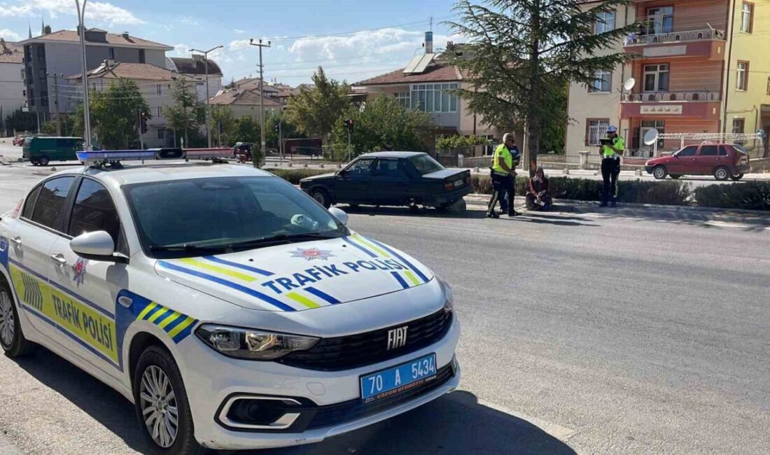 Karaman’da kontrolden çıkarak orta refüjü aşan otomobil karşı şeride geçerken,