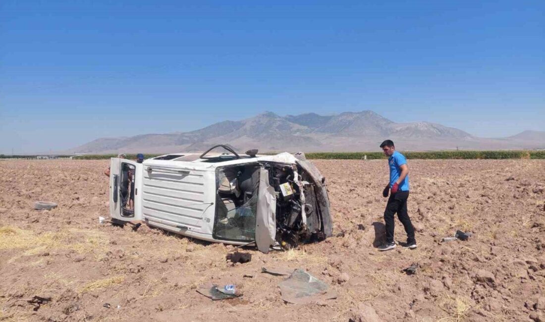 Karaman’da kontrolden çıkarak tarlaya takla atan panelvan minibüsün sürücüsü yaralandı.