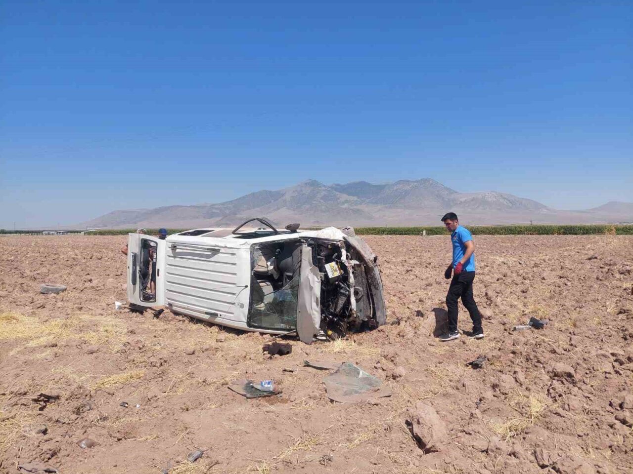 Karaman’da kontrolden çıkarak tarlaya takla atan panelvan minibüsün sürücüsü yaralandı.