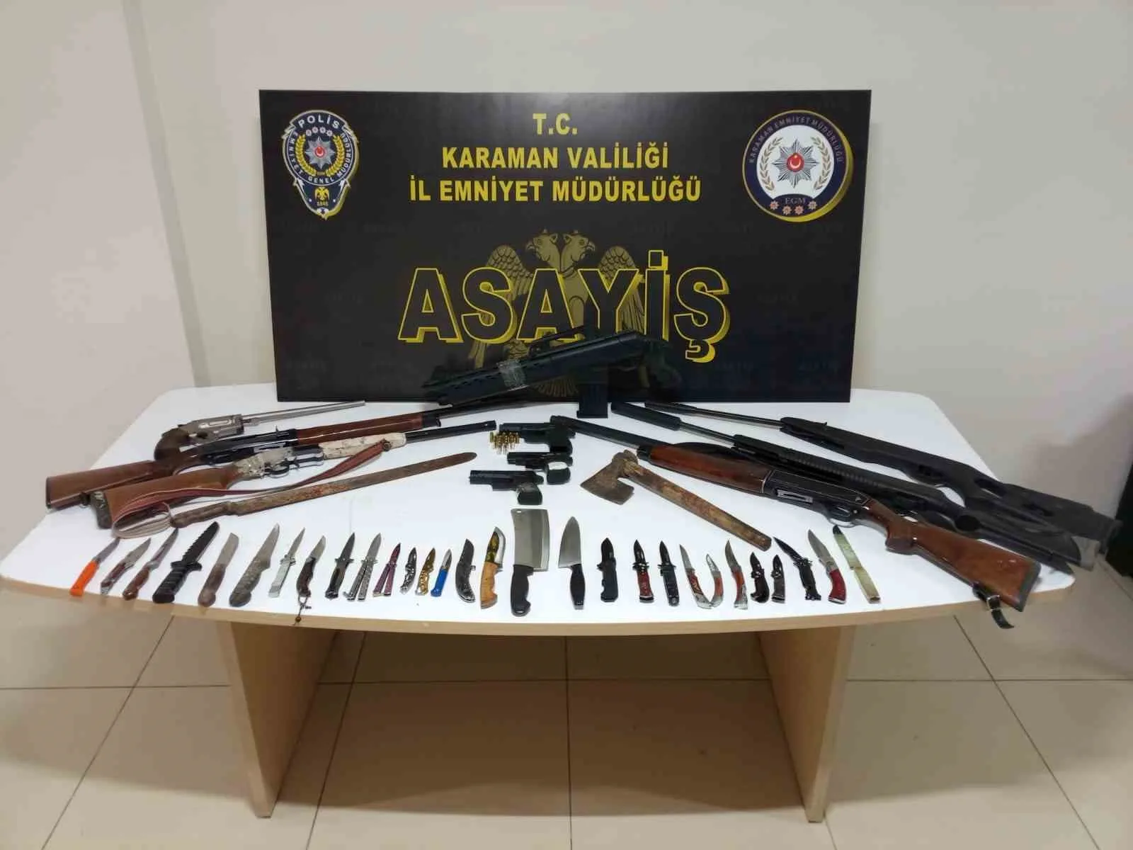 Karaman’da polisin yaptığı asayiş uygulamalarında uyuşturucu, ruhsatsız silahlar ele geçirilirken,