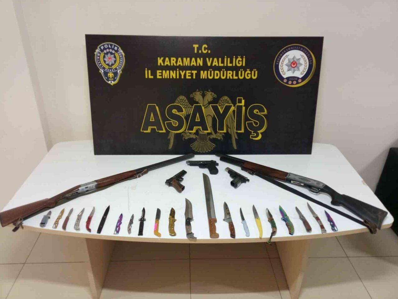 Karaman’da polisin yaptığı asayiş uygulamalarında uyuşturucu, ruhsatsız silahlar ele geçirilirken,