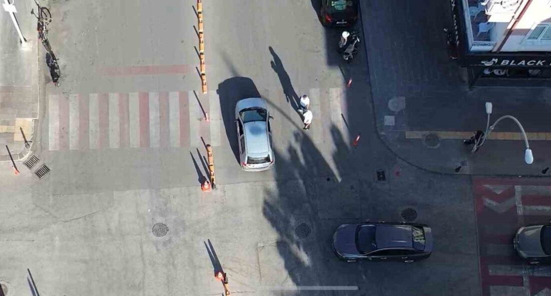 Karaman’da yaya geçitlerinde yayalara yol vermeyen sürücülere para cezası yazıldı.