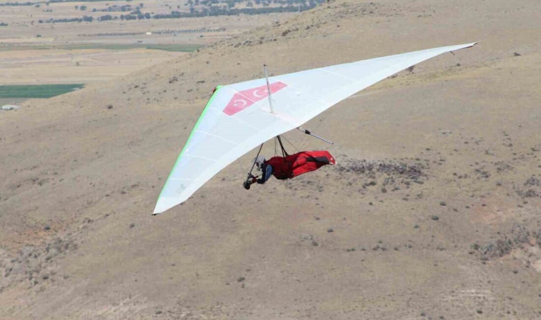Konya’nın Karapınar ilçesinde bulunan Göktepe bölgesinde Uluslararası Karapınar Yelken Kanat