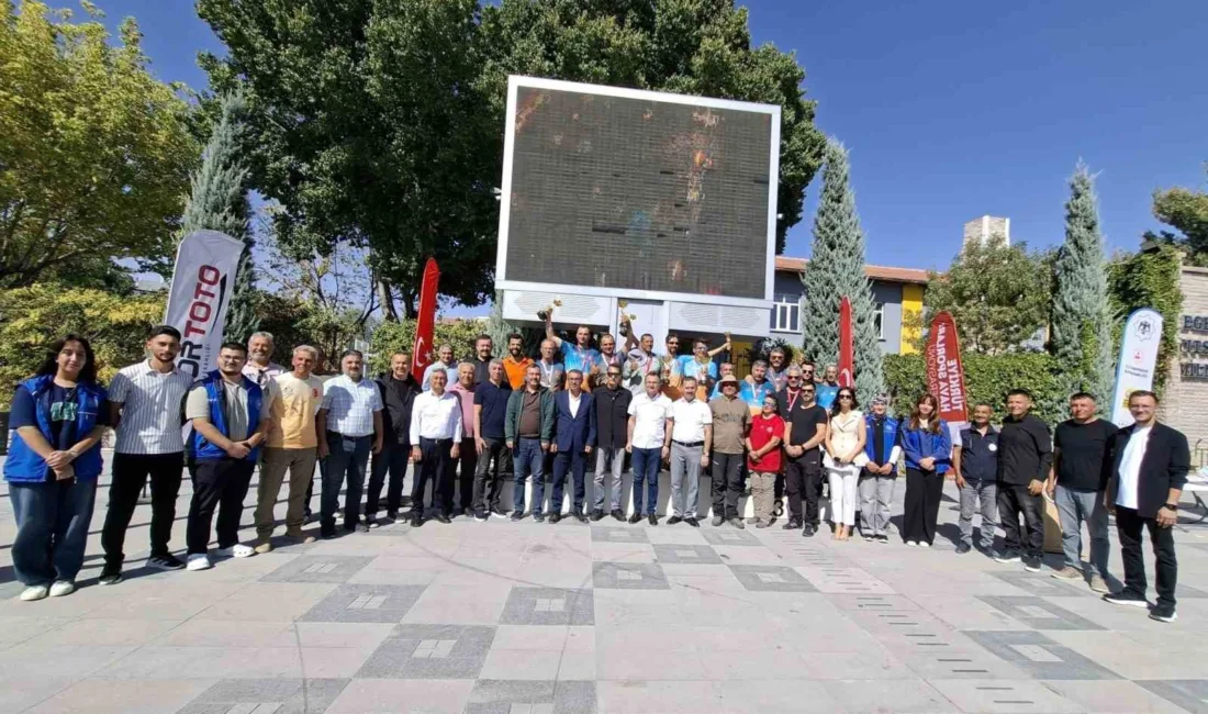 Konya’nın Karapınar ilçesinde bulunan Göktepe bölgesinde Uluslararası Karapınar Yelkenkanat Şampiyonasında