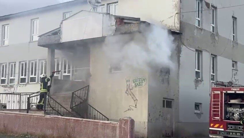 Karayazı’nın Bayraktar Mahallesi’nde, İlçe Milli Eğitim Müdürlüğü’ne ait ek binada