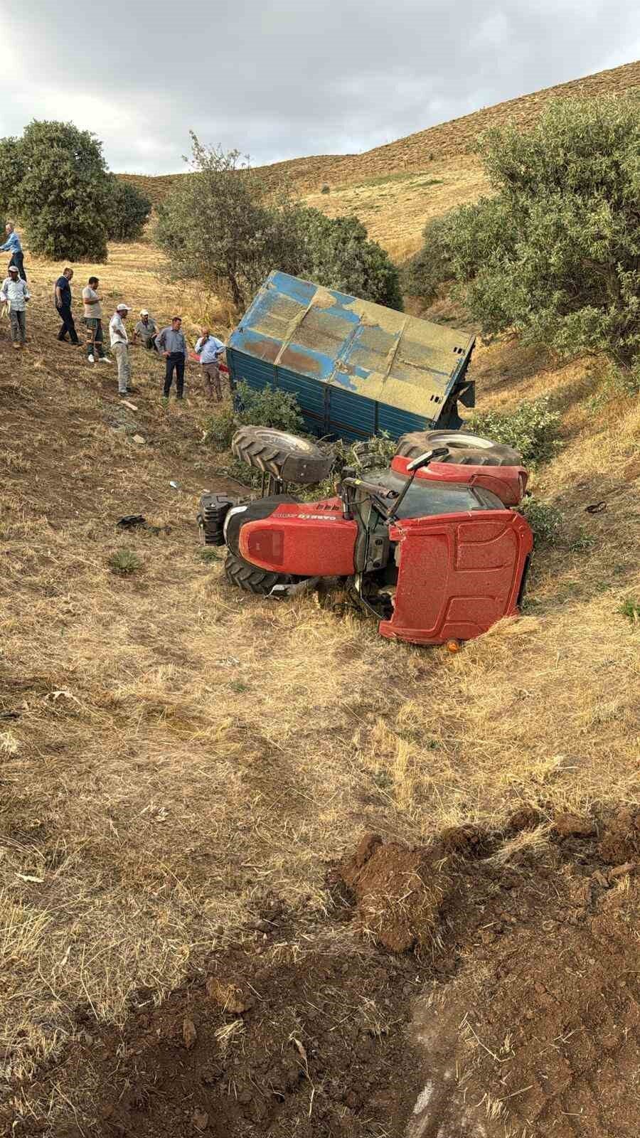 Erzurum’un karayazı ilçesinde traktör devrildi. Sürücü kazayı hafif sıyrıklarla atlattı.