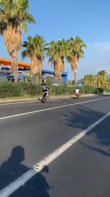 Antalya’nın Gazipaşa ilçesinde kasksız motosiklet sürücüsü, D-400 Karayolu’nda motosikletin ön