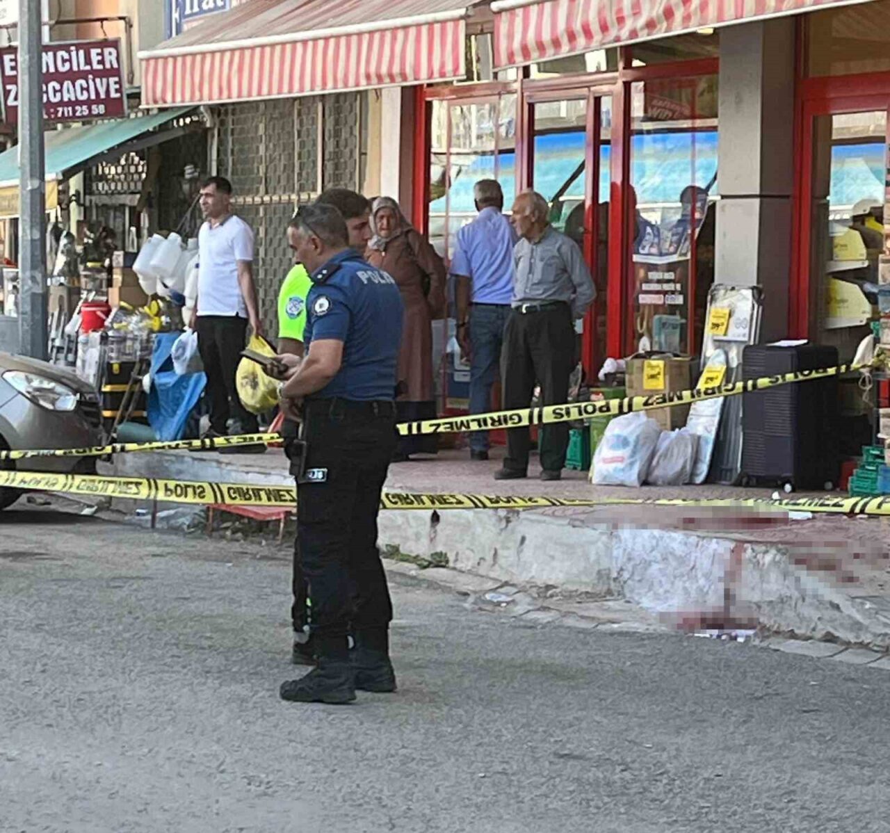 Elazığ’ın Karakoçan ilçesinde kardeşi tarafından defalarca bıçaklanan genç, ağır yaralandı.