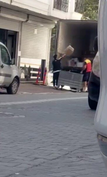 İstanbul’un Esenyurt ilçesinde, DHL Supply Chain isimli kargo firmasının çalışanları,