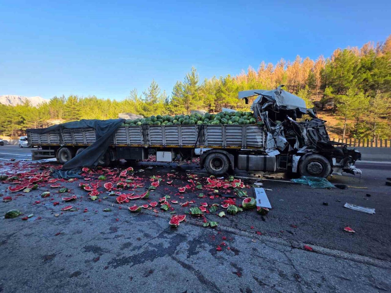 Adana-Pozantı otoyolunda karpuz yüklü tır başka bir tıra arkadan çarparak