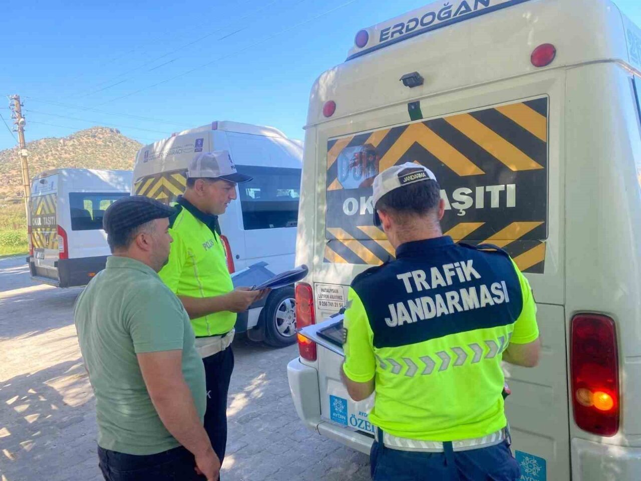 Aydın’ın Karpuzlu ilçesinde öğrencilerin güvenliği için okul servis araçları denetlenirken,