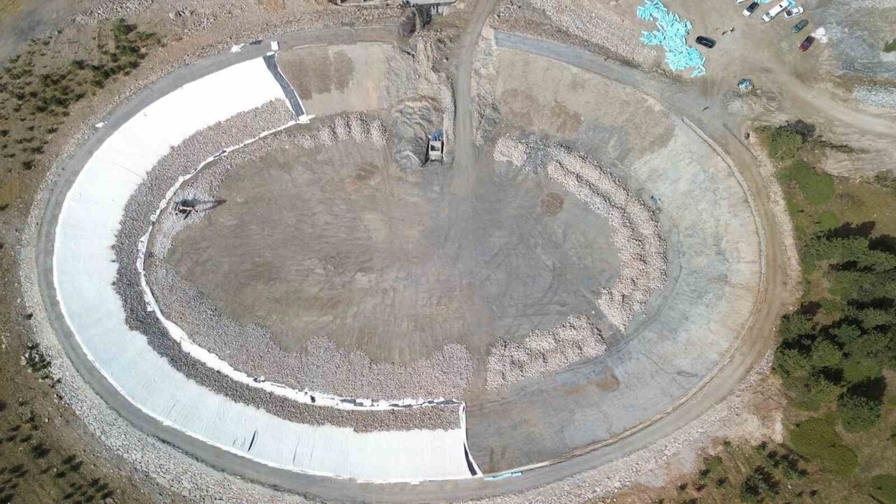 Kars’ta 2 bin 634 rakımlı Bayraktepe Kayak Merkezi’nde yapımına başlanan