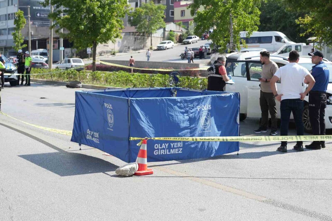 Denizli’de karşıdan karşıya geçmek isteyen kadına otomobil çarptı. Çarpmanın etkisiyle