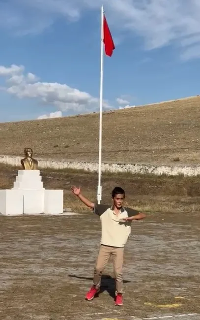 Kars’ta 5’inci sınıf öğrencisinin oynadığı Kafkas dansı sosyal medyada izlenme