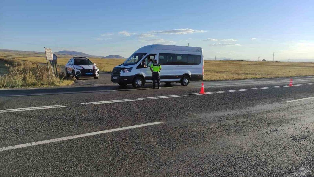 Kars’ta jandarma ekiplerince düzensiz göç ile mücadele çerçevesinde uygulama yapıldı.