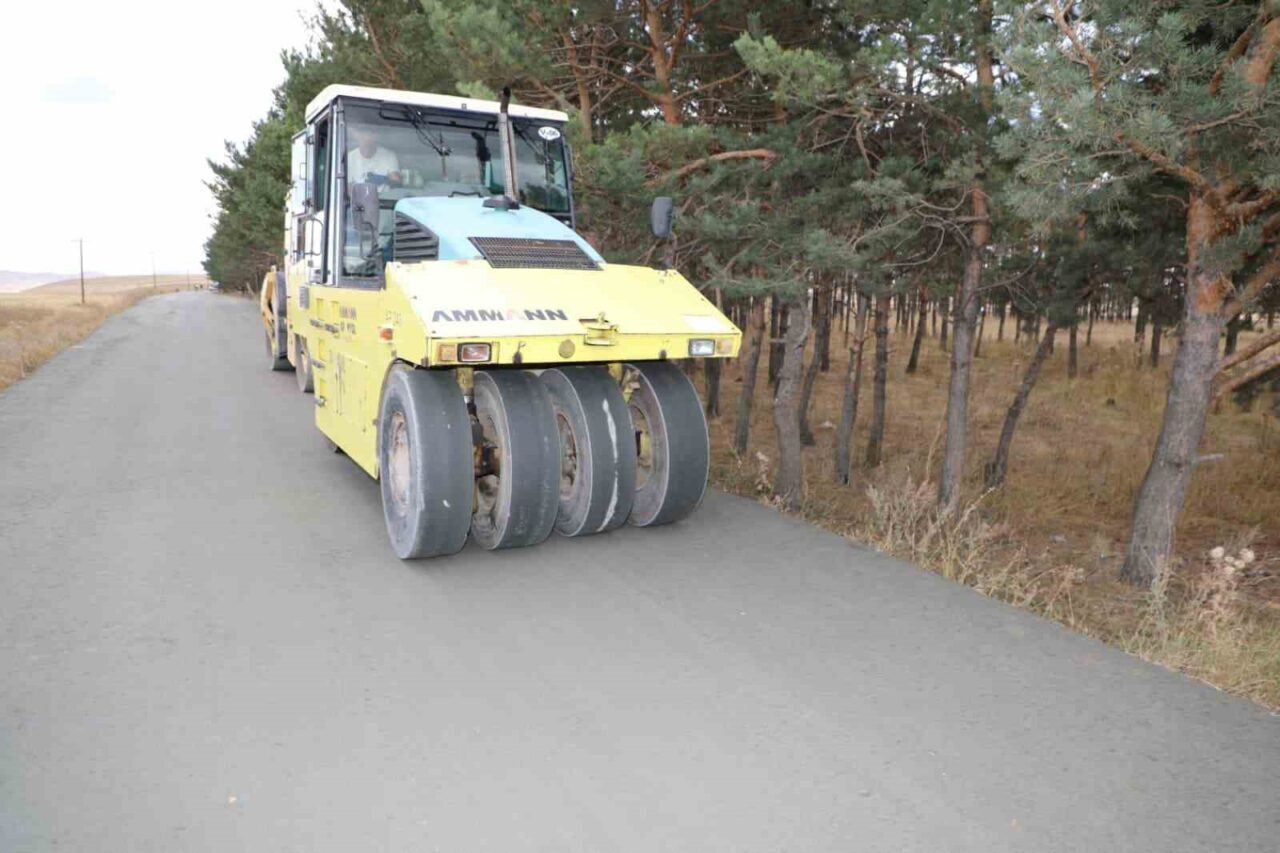 Kars’ta köy yollarında ulaşımın daha güvenli ve konforlu hale gelmesi