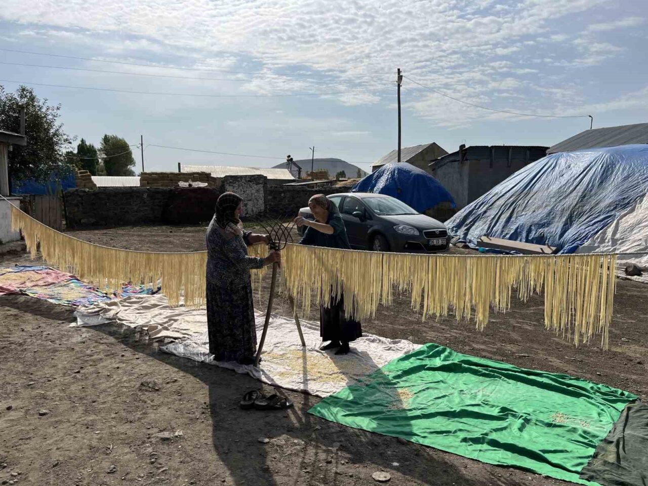 Kars’ta geleneksel bir dayanışma örneği yaşanıyor. Kadınlar, kışlık erzaklarını hazırlamak