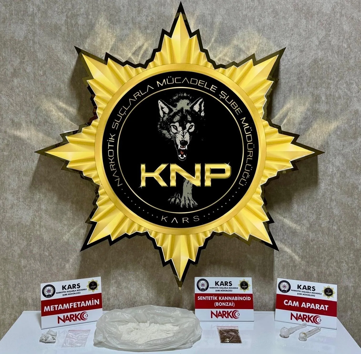 Kars’ta torbacı operasyonu, narkotik ekiplerince düzenlenen operasyonda yakalanan 3 uyuşturucu