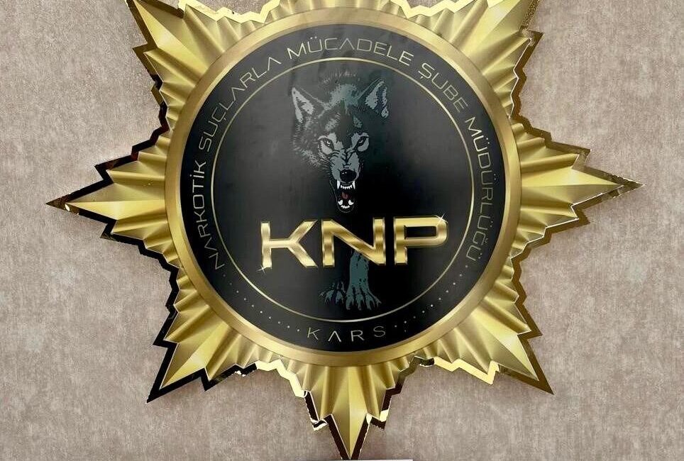 Kars’ta bir yolcu otobüsünde seyahat eden yolcunun üzerinden uyuşturucu çıktı.