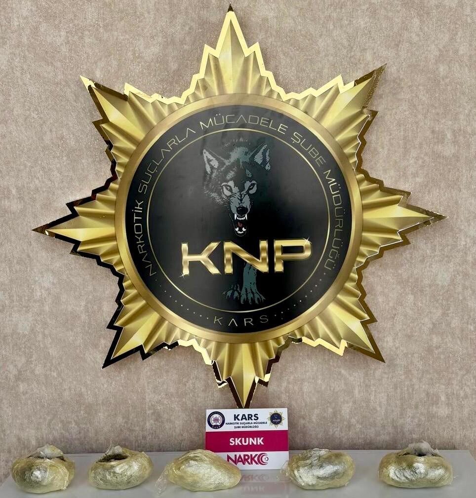 Kars’ta bir yolcu otobüsünde seyahat eden yolcunun üzerinden uyuşturucu çıktı.