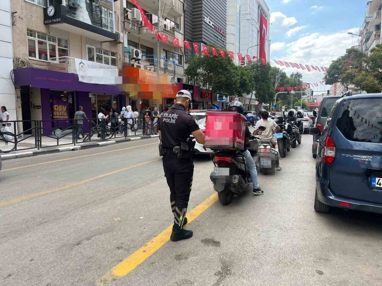 Manisa’da yapılan kask ve kaldırım üzeri motosiklet denetiminde 919 araç