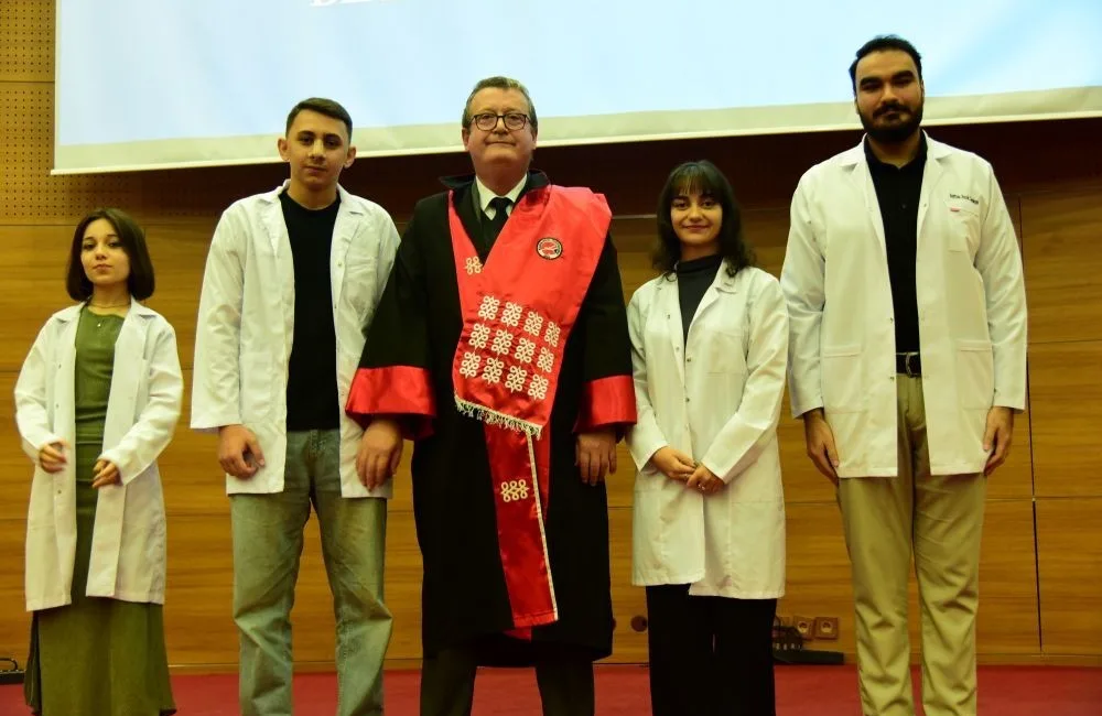 Kastamonu Üniversitesi Tıp Fakültesinde düzenlenen beyaz önlük giyme töreninde öğrenciler