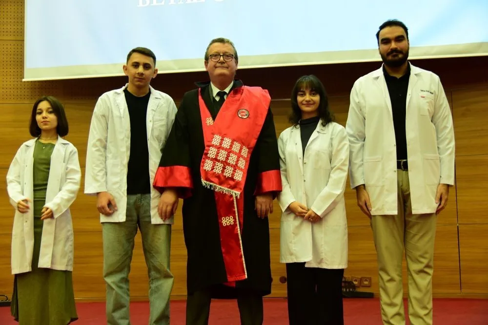 Kastamonu Üniversitesi Tıp Fakültesinde düzenlenen beyaz önlük giyme töreninde öğrenciler