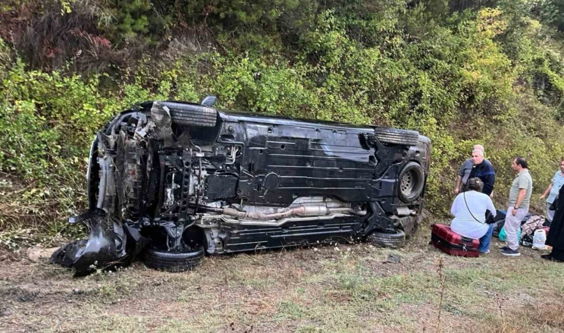 Kastamonu’nun İnebolu ilçesinde sürücüsünün direksiyon hakimiyetini kaybetmesi neticesinde yoldan çıkarak